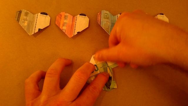 Складывание сердца из купюры в 100 евро - Простые инстру