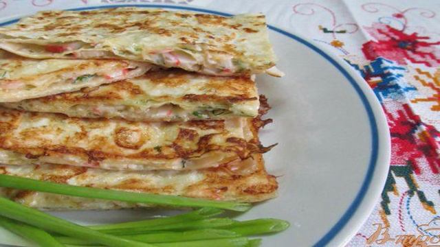 Лаваш с начинкой из сыра с крабовыми палочками