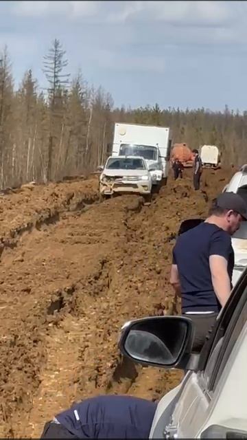 10 мая дорога ленск мирный. едут к самолетам