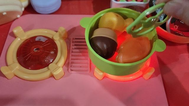 готовим игрушечную еду на детской кухне