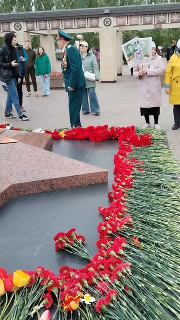 Бери шинель-пошли домой. Коммунисты не забывают подвиг Советского союза. Возлож цветы у Вечного огня
