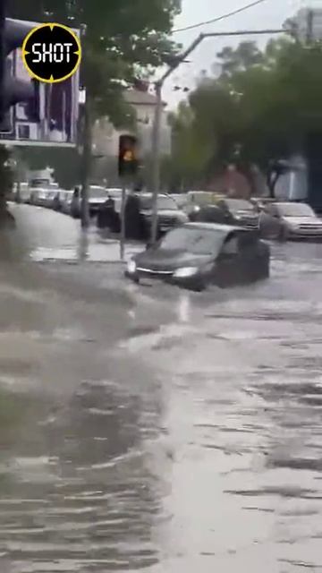 В Махачкале после мощного ливня местные неспешно катаются на сапах прямо по городским улицам