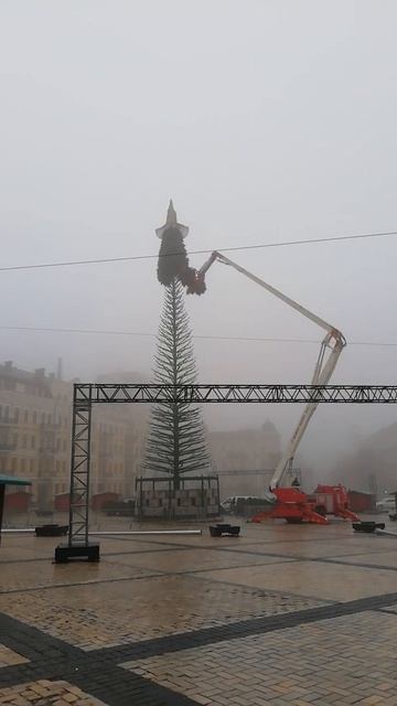 Монтаж и установка главной новогодней ёлки в Киеве. 5.12