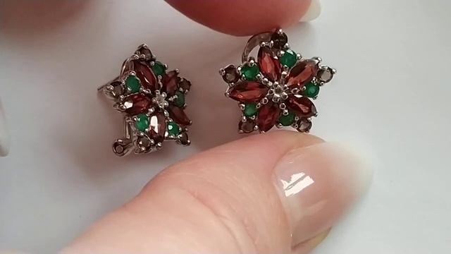 Серебряные серьги с натуральными гранатами, зелеными