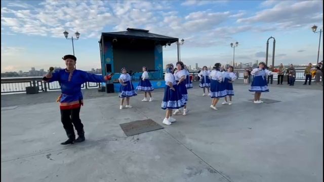 Матушка земля 9 мая на набережной в Казани. Танцует группа Империал.