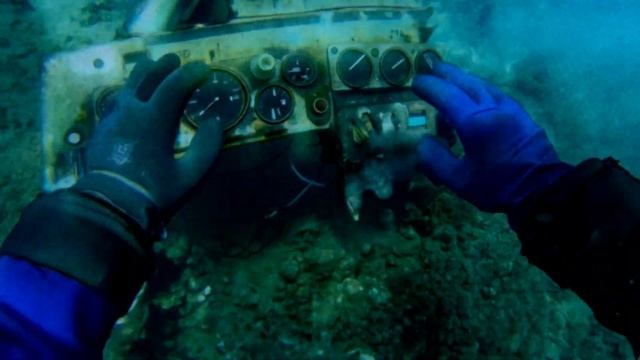 Нашел САМОЛЁТ ПОЖИРАТЕЛЬ под водой, с помощью акваланга на дне озера! Как он там оказался?