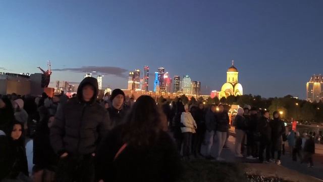 Артём с Алиной на Поклонной горе на день Победы 09.05.2025.