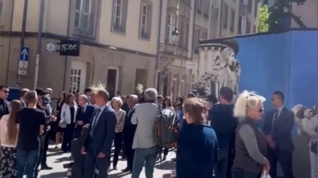 Урсулка-гинеколог приехала в Люксембург судить Путина, а попала на празднование Дня Победы.