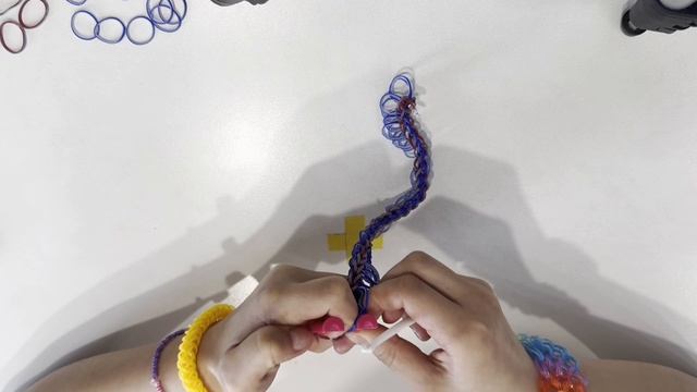 Плетение из резинок браслета бесконечность на рогатке для начинающих.
