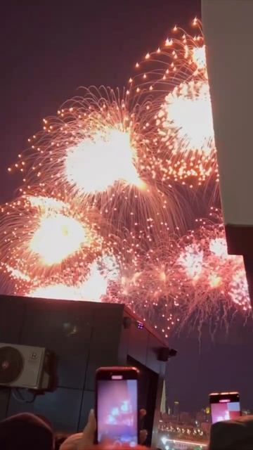 🎆 Праздничный салют гремит в небе над Москвой!
В небе над Москвой расцвели огни салюта в честь 80