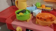 готовим игрушечную еду на детской кухне
