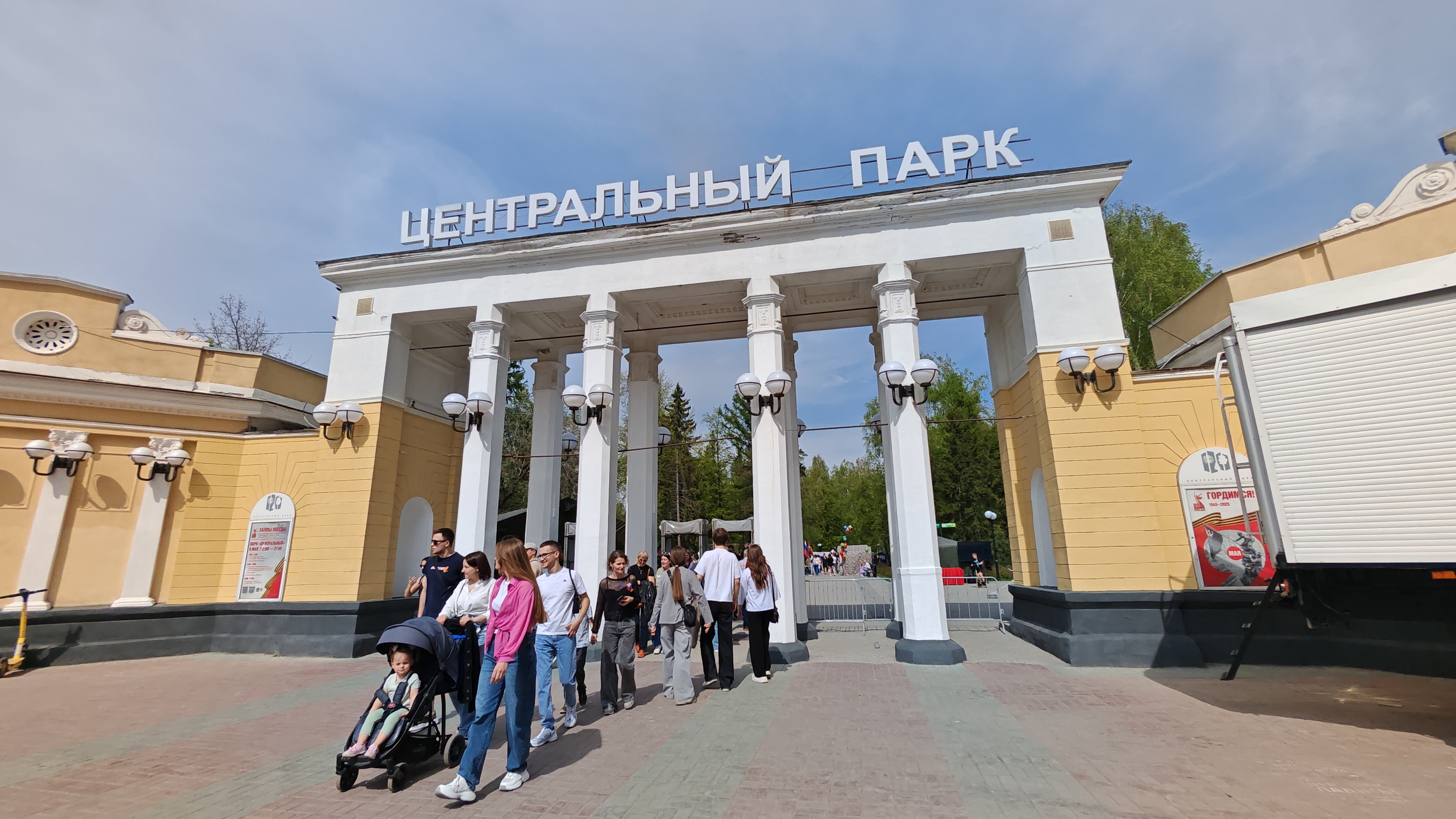 Новосибирск, Центральный парк, выставка авто времён СССР. 9.05.2025.