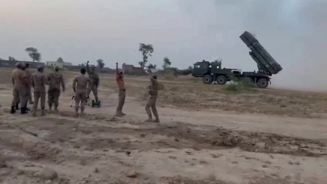 Работа РСЗО Fatah-1 с высокоточными ракетами армии Пакистана по целям на территории Индии.