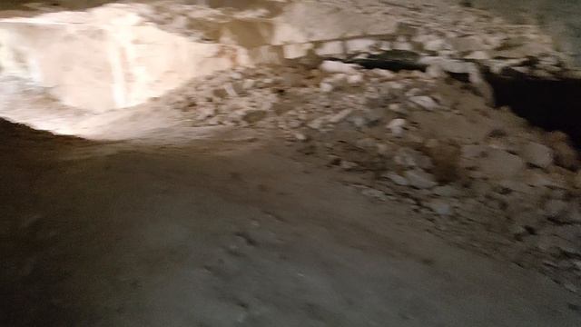 Исследование пещеры первобытных охотников эпохи палеолита в Костёнках.