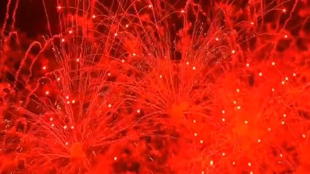 Праздничный салют в небе над Москвой в честь 80-летия Победы в Великой Отечественной войне