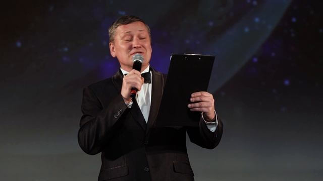 В тоске и в надежде идет по далекой планете песнопевец Орфей, окрыленный любовью земной