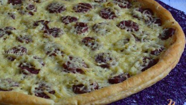 Закусочная лепешка с копчеными колбасками и луком