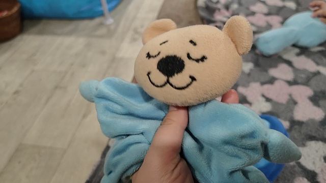 играем в мягкую игрушку засыпайку для малышей