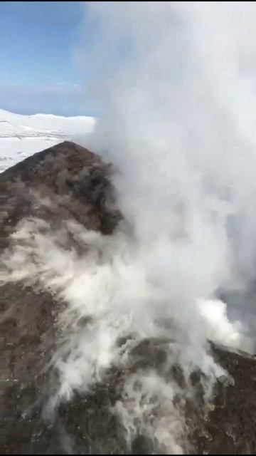 Карымский вулкан выбросил пепел на 3,5 км