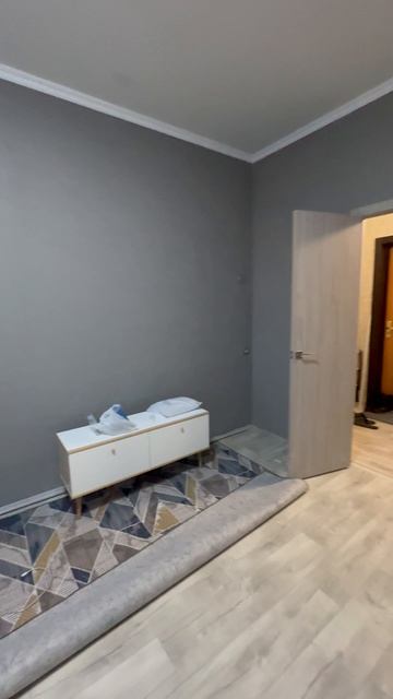 Самое сложное было одной стелить линолеум 😊 , а серые обои зашли в тему. Ремонт для дочери.