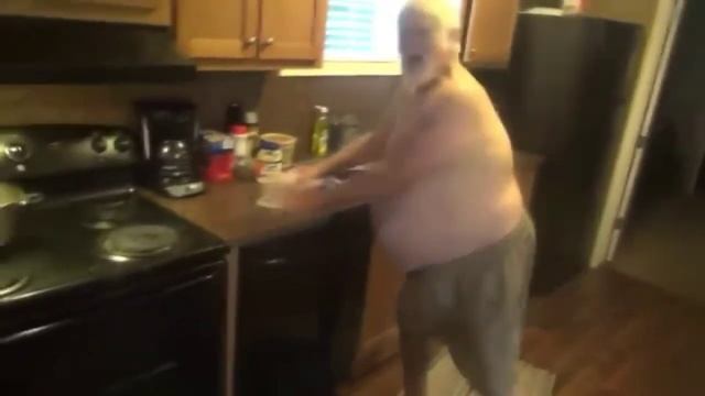 Дед танцует под смешную музыку 5#