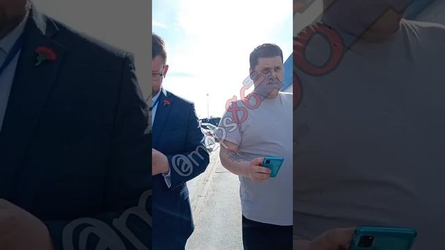 скандал в Сургуте на дне победы 9 мая 2025 года мужчина в пиджаке против флага советского союза СССР