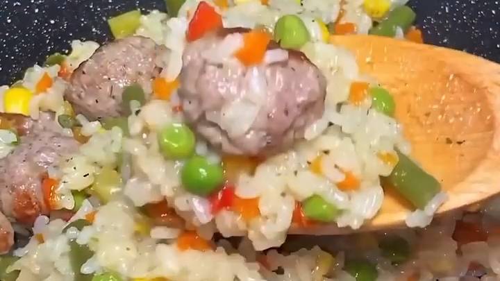 РИС с фрикадельками и овощами...🍚🥩😋    Рецепт в описании ✍️