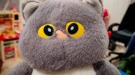 играем в мягкую игрушку для детей плюшевого котенка
