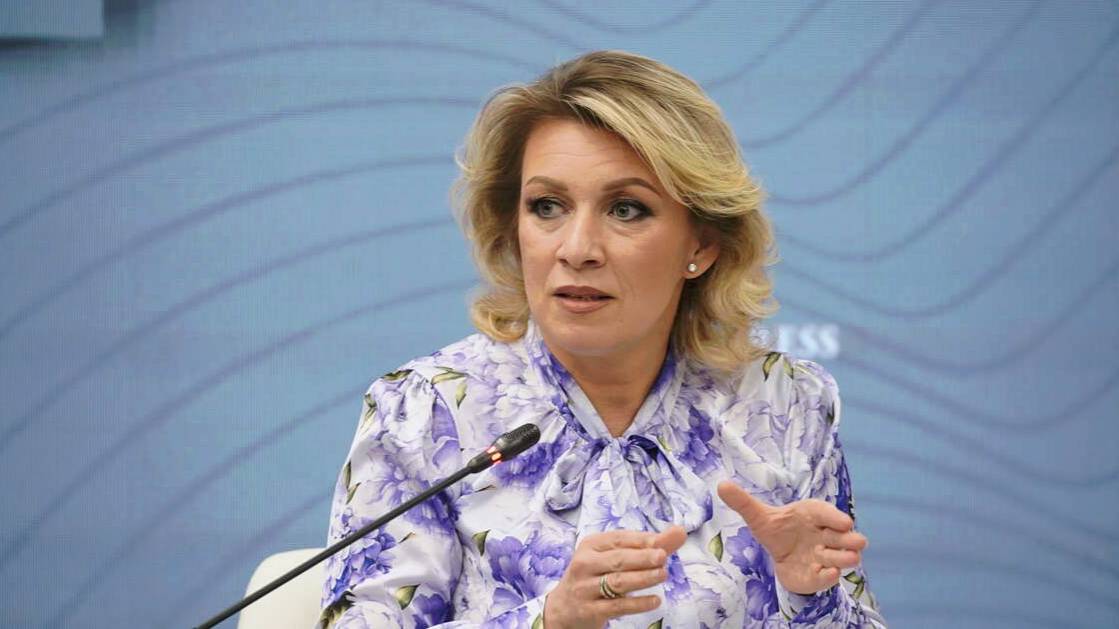 Захарова указала на контраст между парадом в Москве и сборищем во Львове