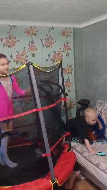 трюки на батуте песней