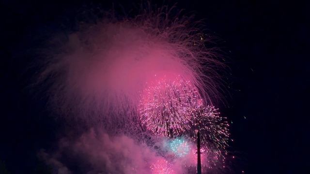 🎇Праздничный салют в Москве в честь Дня Победы 

 В столице прогремел великолепный салют, посвящённ