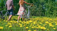 Каждое поле кажется бесконечным при этих звуках - A Play on Words -- Les Hayden -- Home