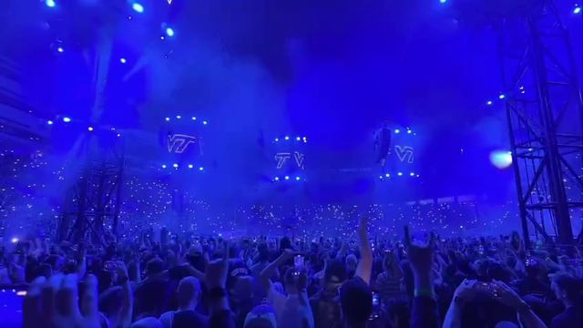 Концерт Metallica вызвал землетрясение — фанаты бодро подпрыгнули под «Enter Sandman»