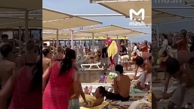 На пляжах турецкой Антальи вовсю поют "Катюшу".