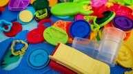 играем в детский пластилин в баночках