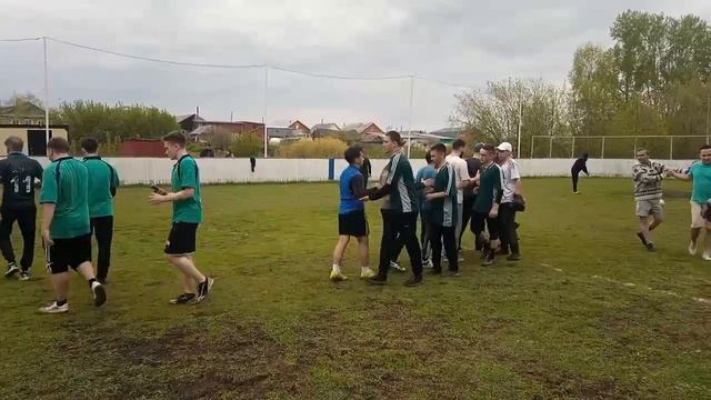 На лето хоккейная площадка Среднешунского поселения превращается в поле для футбольных баталий. В...