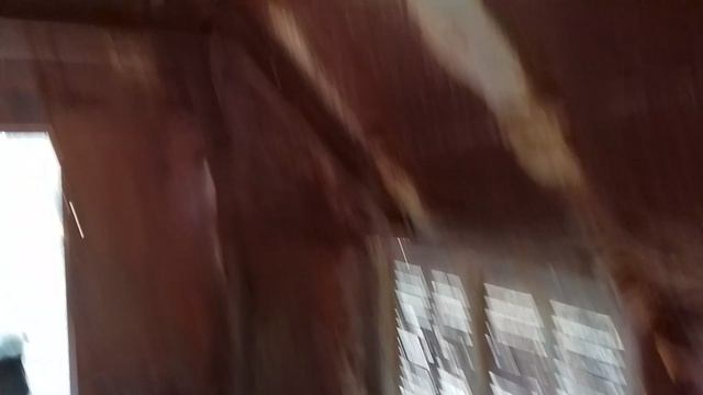 Нашли заброшку на берегу озера в Манасе.Заброшенное жилье бездомных