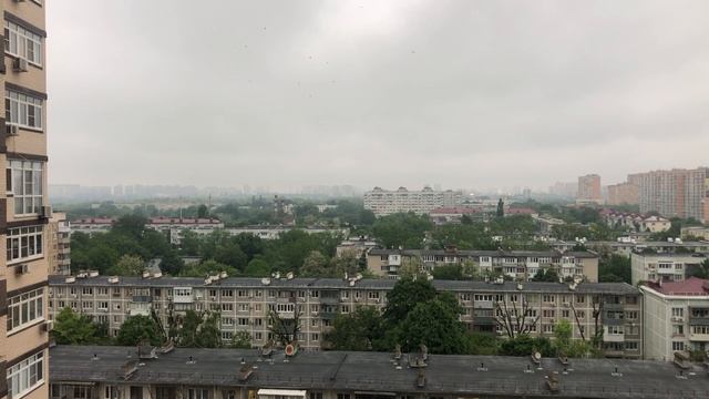 Смотрим на город под дождем