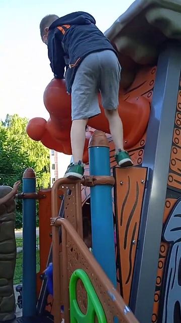 Антон лезет на крышу Домика Мойдодыра 🥥