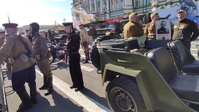 Выставка военной ретро-техники на Дворцовой площади