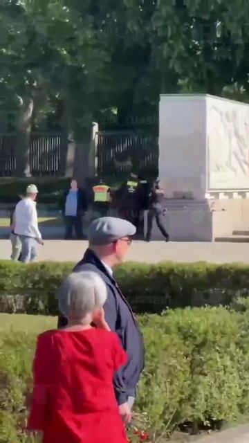 В Берлине полицаи задержали музыканта, игравшего гимн СССР