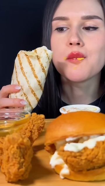 МУКБАНГ: РОЛЛ С ХРУСТЯЩЕЙ КУРИЦЕЙ