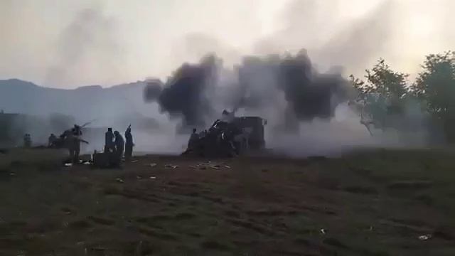 Работа пакистанских 155-мм колёсных САУ SH-15 по позициям индийской армии на Линия контроля.