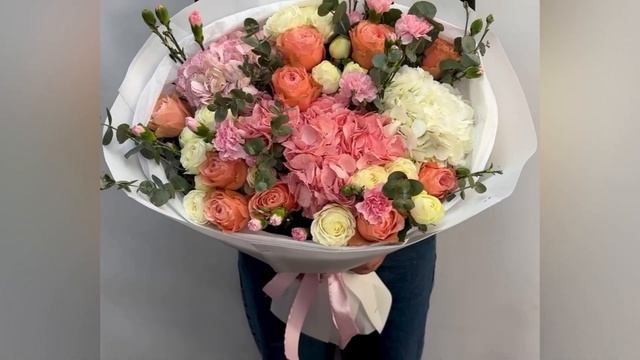 Авторский букет из гортензий, белых и коралловых роз с