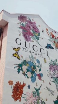 В Шанхае появилась арт-стена в честь Gucci silk. Сезонный ритм в новом прочтении культового мотива ф