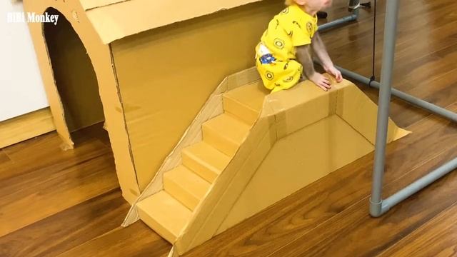 Обезьянка брошенка Выросла Играет с котенком Он даёт отпор СМЕШНАЯ ПАРОЧКА