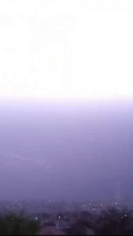 Первые ночные раскаты молнии в Москве