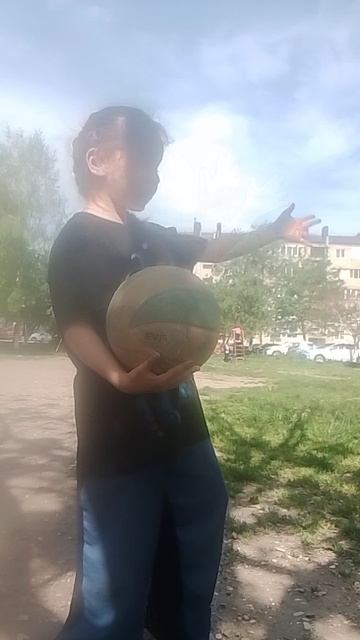 как нас учат с другом набивать мяч😅