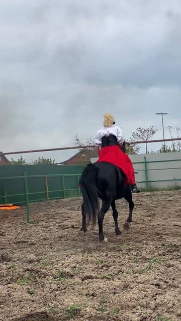 Бесстрашная казачка на коне.