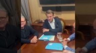 Мерц и Макрон попытались скрыть от журналистов странные предметы во время поездки в Киев